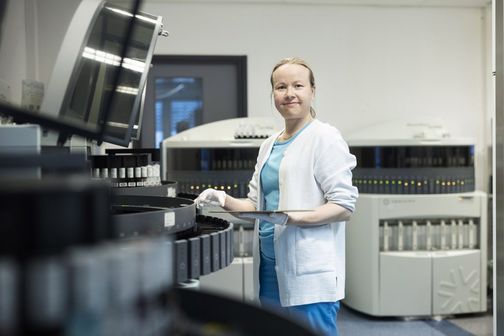 FIMLAB2022_patologia-4006 Laboratoriotyöntekijä työasemallaan