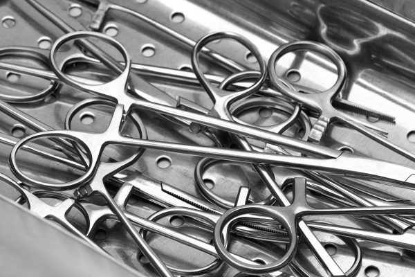 Closeup,View,Of,Stainless,Surgical,Needle,Drivers,Lying,Down,On Kirurgista välineistöä